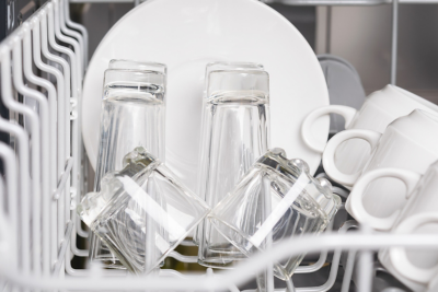 Rangement de la vaisselle dans le lave-vaisselle