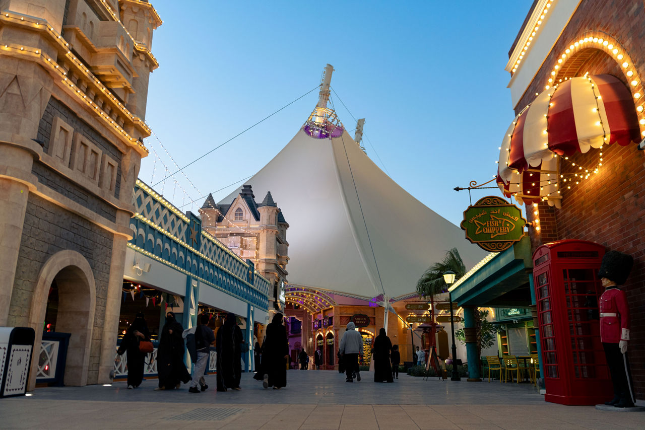 six flags مدينة القدية تضم خيارات مطاعم ومقاهي متنوعة 