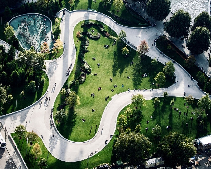 Green public spaces and curved pedestrian walkways in Qiddiya City’s masterplan, showcasing sustainable urban planning and a fully walkable environment in Saudi Arabia