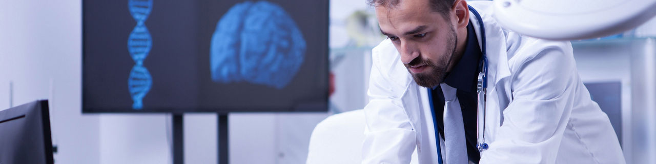 Neurólogo investigando la esclerosis múltiple en el laboratorio