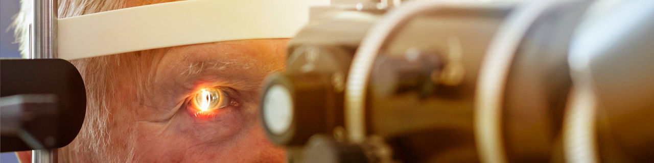 Cribado de retinopatía diabética: examen ocular en consulta con tecnología avanzada