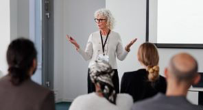 Person pratar inför en publik