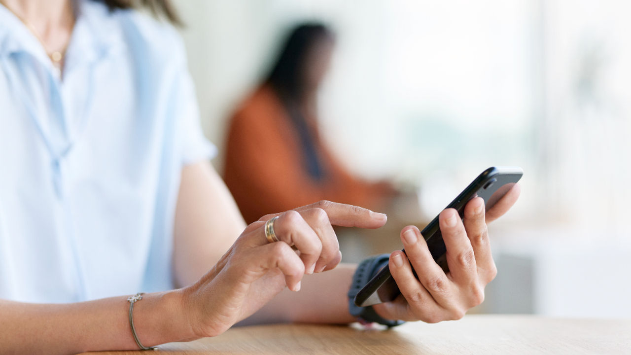 Frau mit Handy