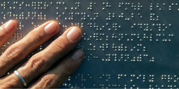 Main d’une personne lisant en braille