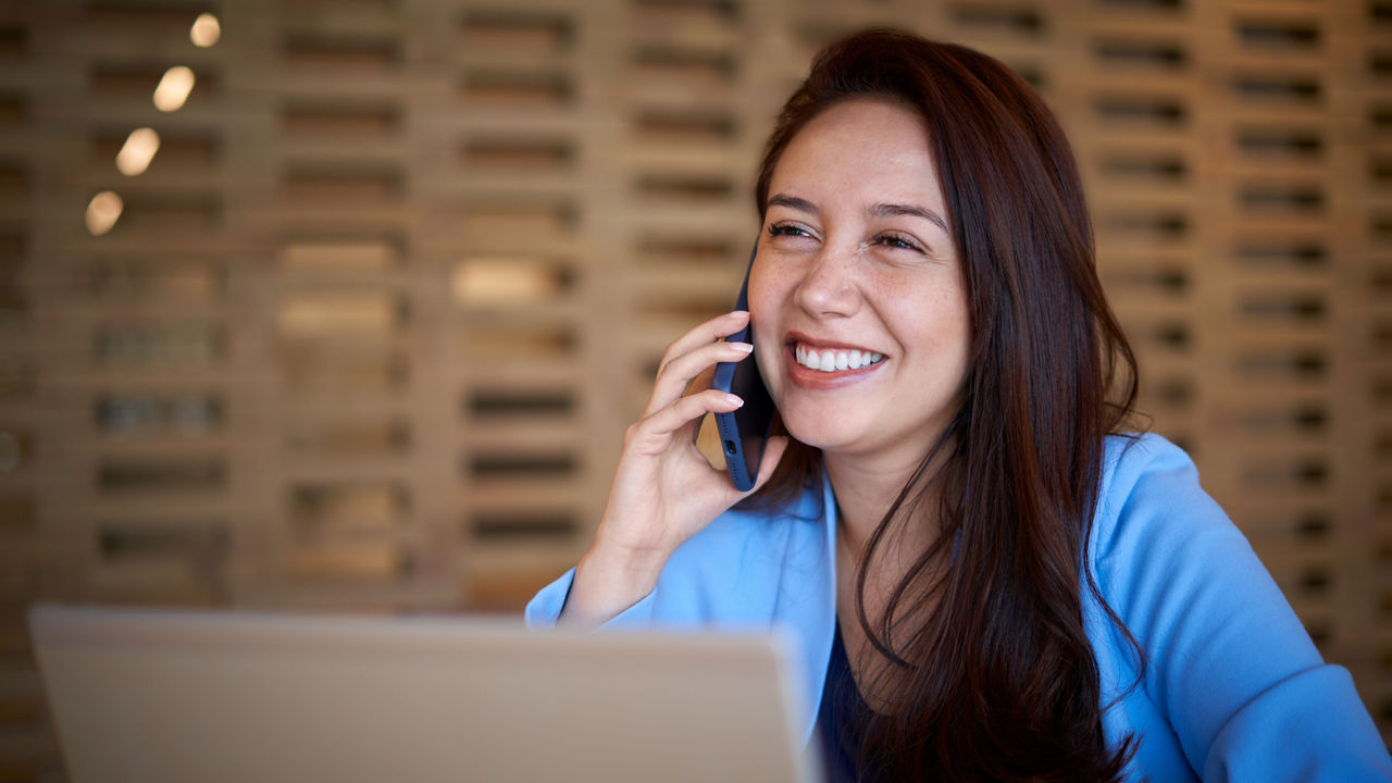 Lachende Frau am Telefon