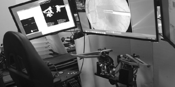 Vue d’un cockpit de chirurgie pour une opération de l'œil à distance