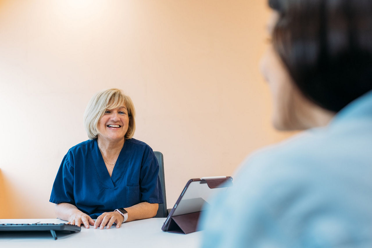 Headerbild ES-SCLC-Navigator - Ärztin empfängt Patienten in ihrem Behandlungszimmer