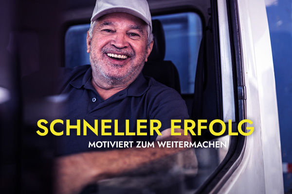 Ein glücklicher, lächelnder Mann sitzt auf dem Fahrersitz eines Lastwagens. Eingeblendeter Text: „SCHNELLER ERFOLG – MOTIVIERT ZUM WEITERMACHEN“.