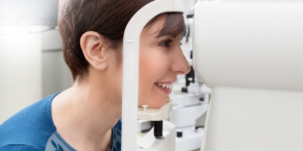 Femme subissant un examen ophtalmologique