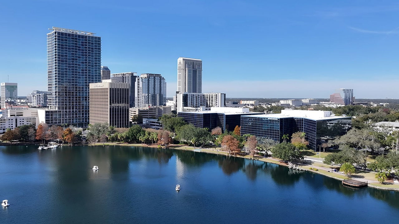 Skyline Ansicht von Orlando vom Wasser aus gesehen