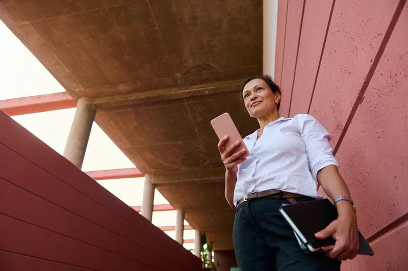 illustratieve afbeelding van een vrouw die een smartphone gebruikt