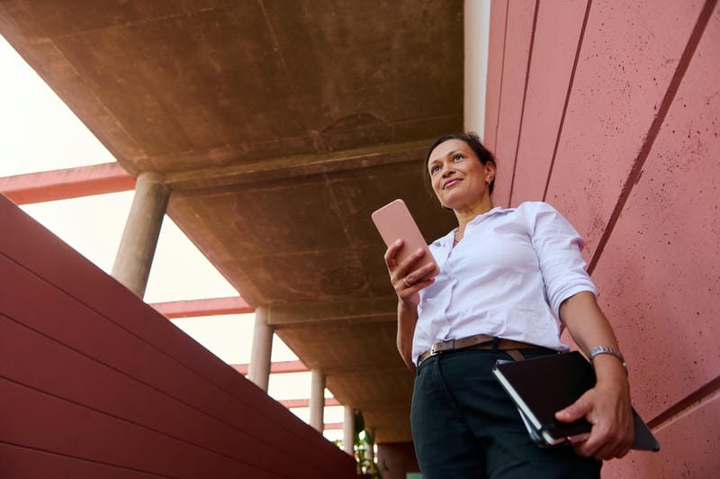 illustratieve afbeelding van een vrouw die een smartphone gebruikt