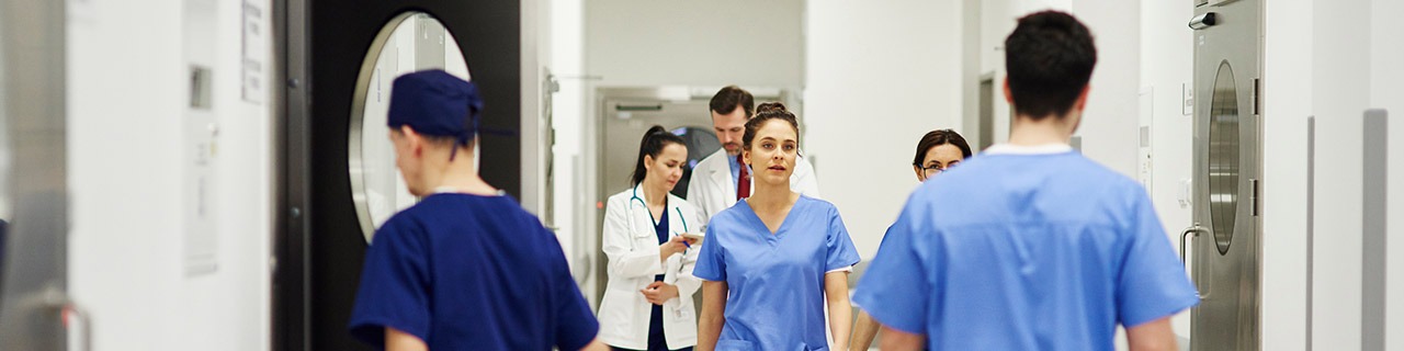 Médecins marchant dans le couloir de l'hôpital