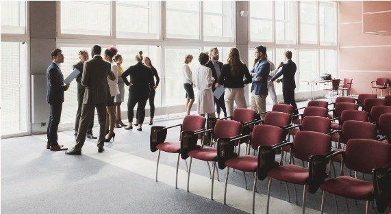 Eine Gruppe von Fachleuten, die sich in einem Konferenzraum vernetzen.