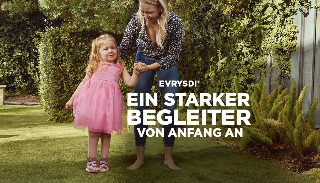 Frau hält Kleinkind mit SMA an der Hand