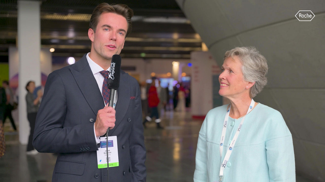 Prof. Dr. Nancy Holekamp wird auf dem Euretina-Kongress 2025 in Pars von einem Reporter befragt.