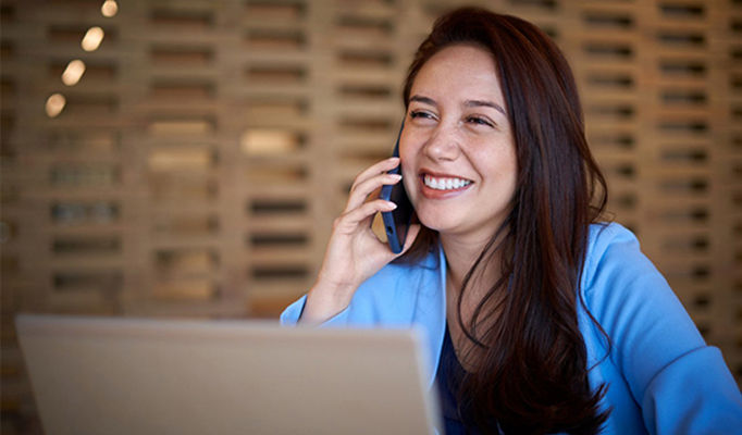 Frau spricht am Telefon