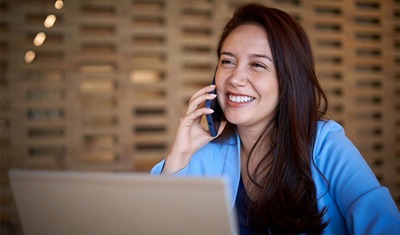 Frau spricht am Telefon