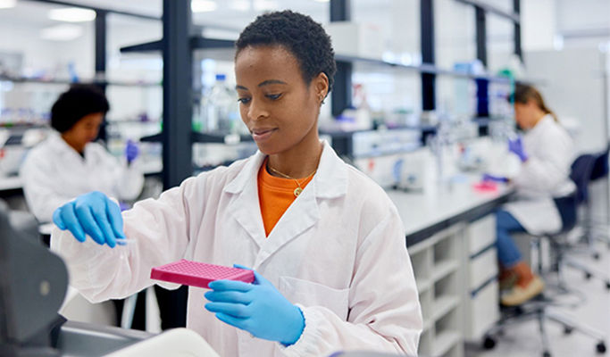 Frau arbeitet im Labor