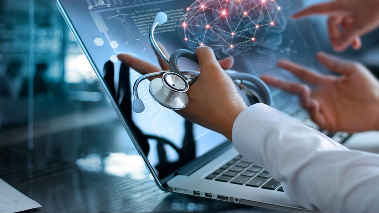 Moderne Diagnose am Laptop durch Neurologen-Team