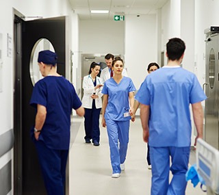 Personnels de santé marchant dans un couloir