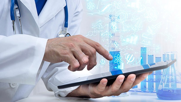 Professionnel de santé sur une paillasse de laboratoire tenant une tablette dans les mains