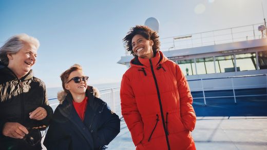 Uśmiechnięta rodzina na nasłonecznionym pokładzie promu Stena Line wspólnie cieszy się morską bryzą