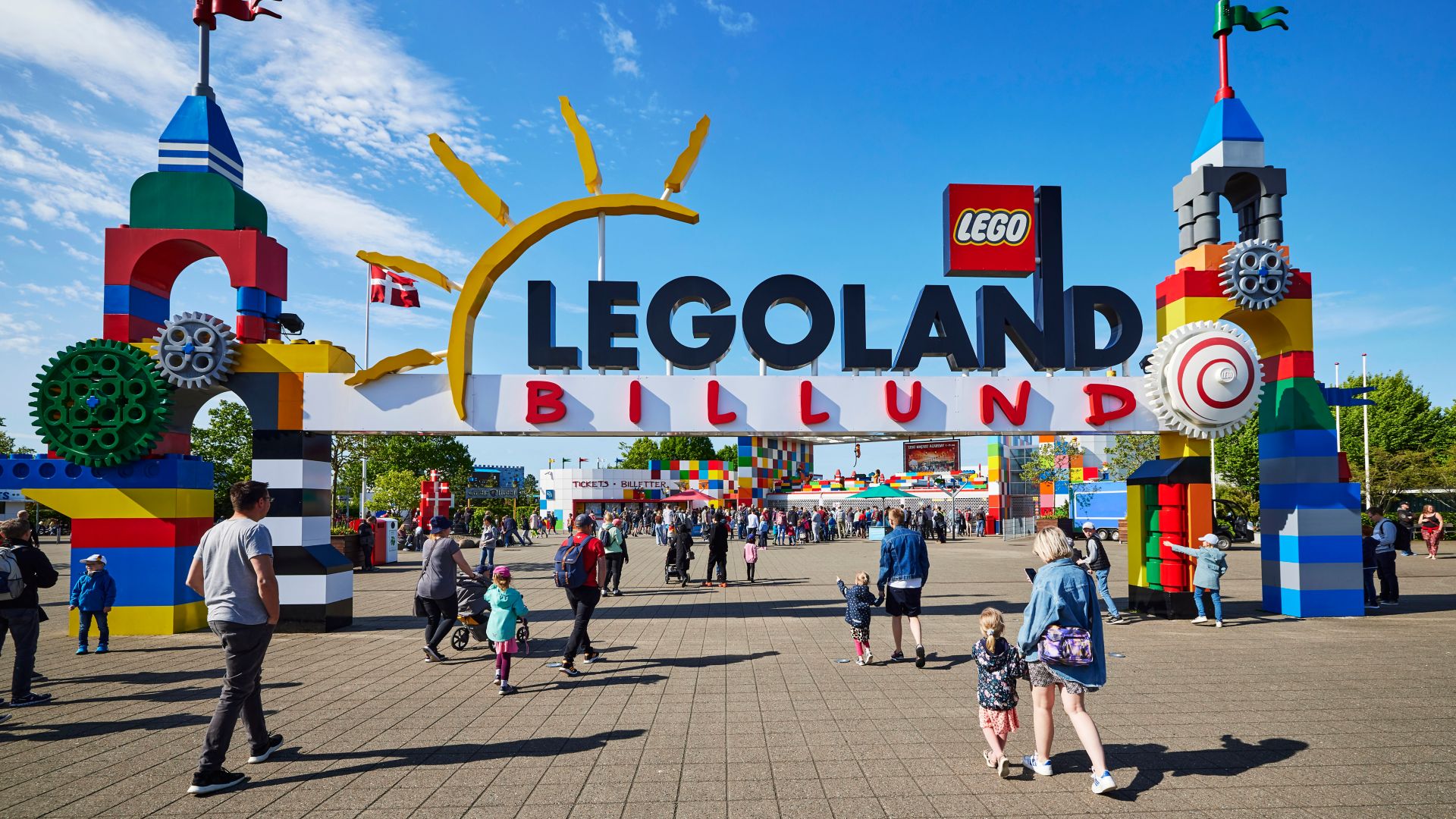 Inngangen til Legoland Billund på en sommerdag