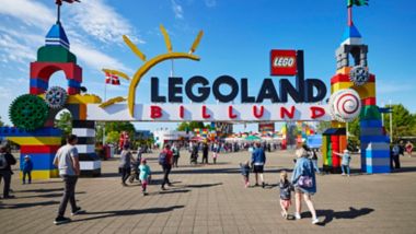 Eingang zum Legoland Billund an einem Sommertag