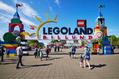 Legoland Billundā ieeja vasarīgā dienā