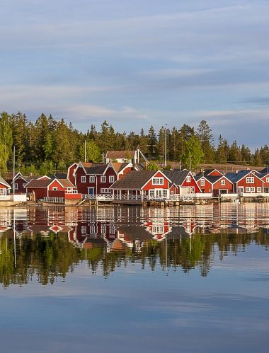 maisons rouges au coucher du soleil dans le village de pêcheurs de Norfaellsviken, Höga Kusten, Suède