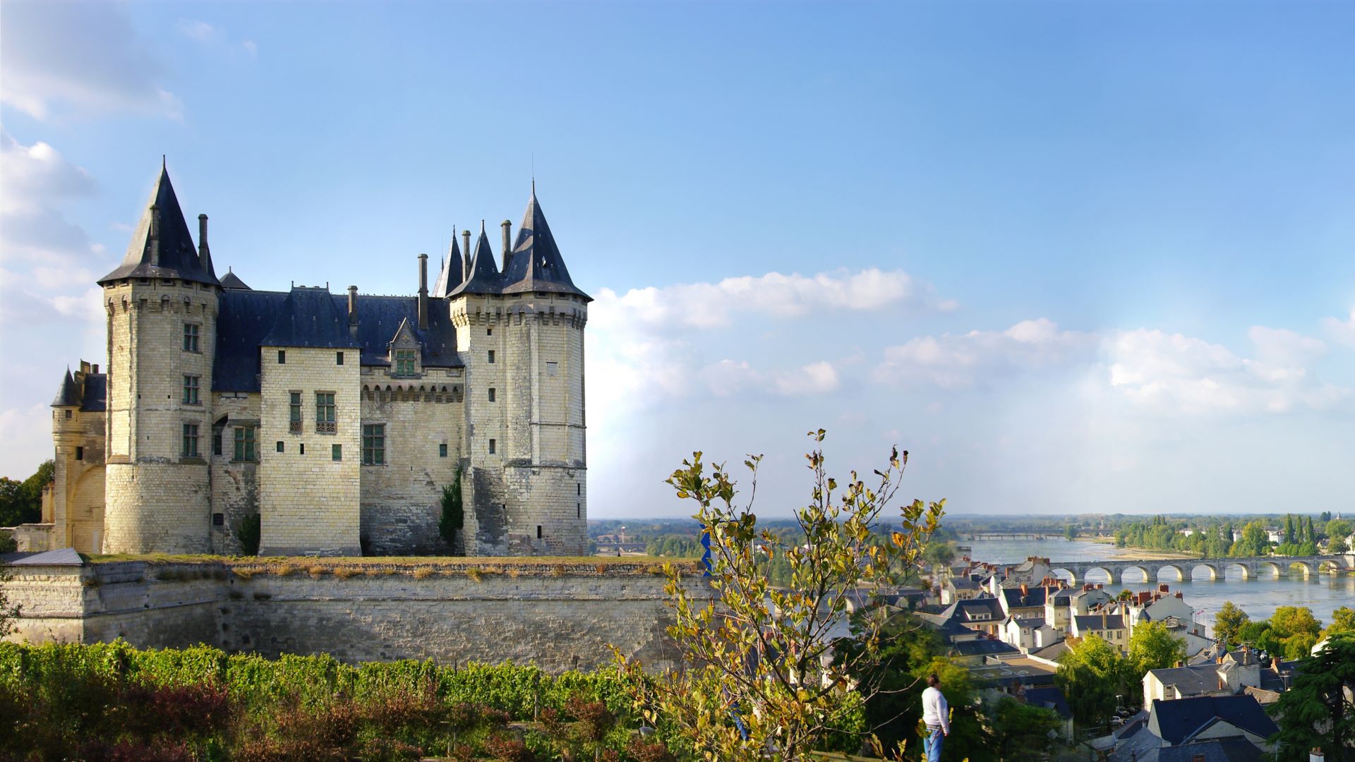 Saumuri loss päikesepaistelisel päeval Loire'i orus
