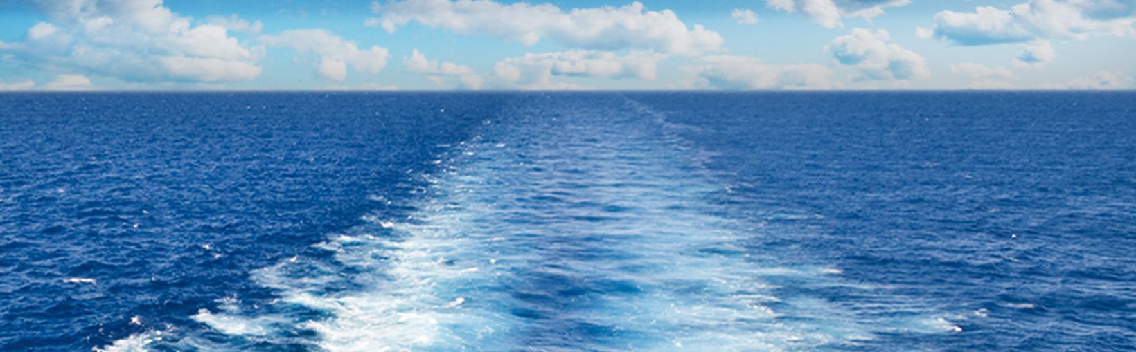 Zicht op het schip, genomen vanaf het buitendek aan boord van een ferry van de Stena Line op een zonnige, bewolkte dag