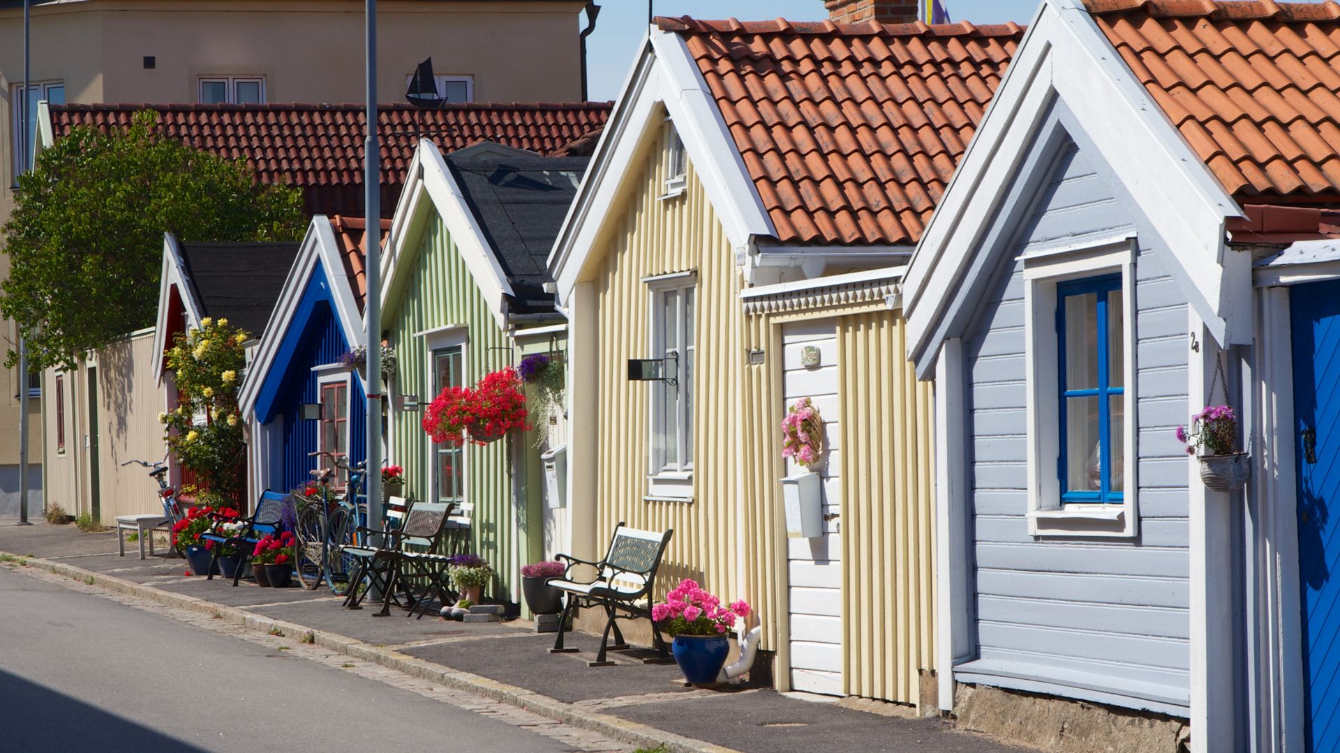 Barevné dřevěné jednopodlažní budovy ve švédské Karlskroně