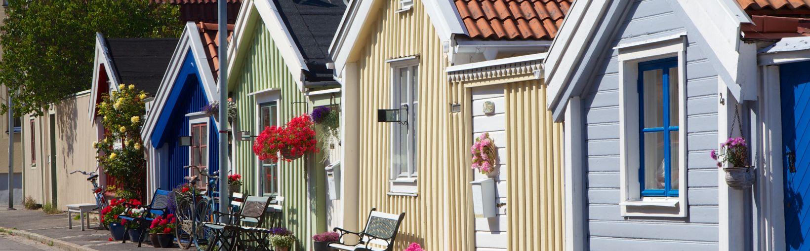 Farverige, enetages træbygninger i Karlskrona, Sverige