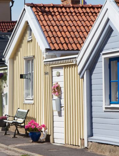 Kolorowe, drewniane, parterowe budynki w Karlskronie, Szwecja