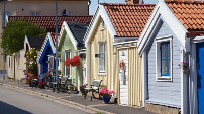 Fargerike enetasjes trebygninger i Karlskrona i Sverige
