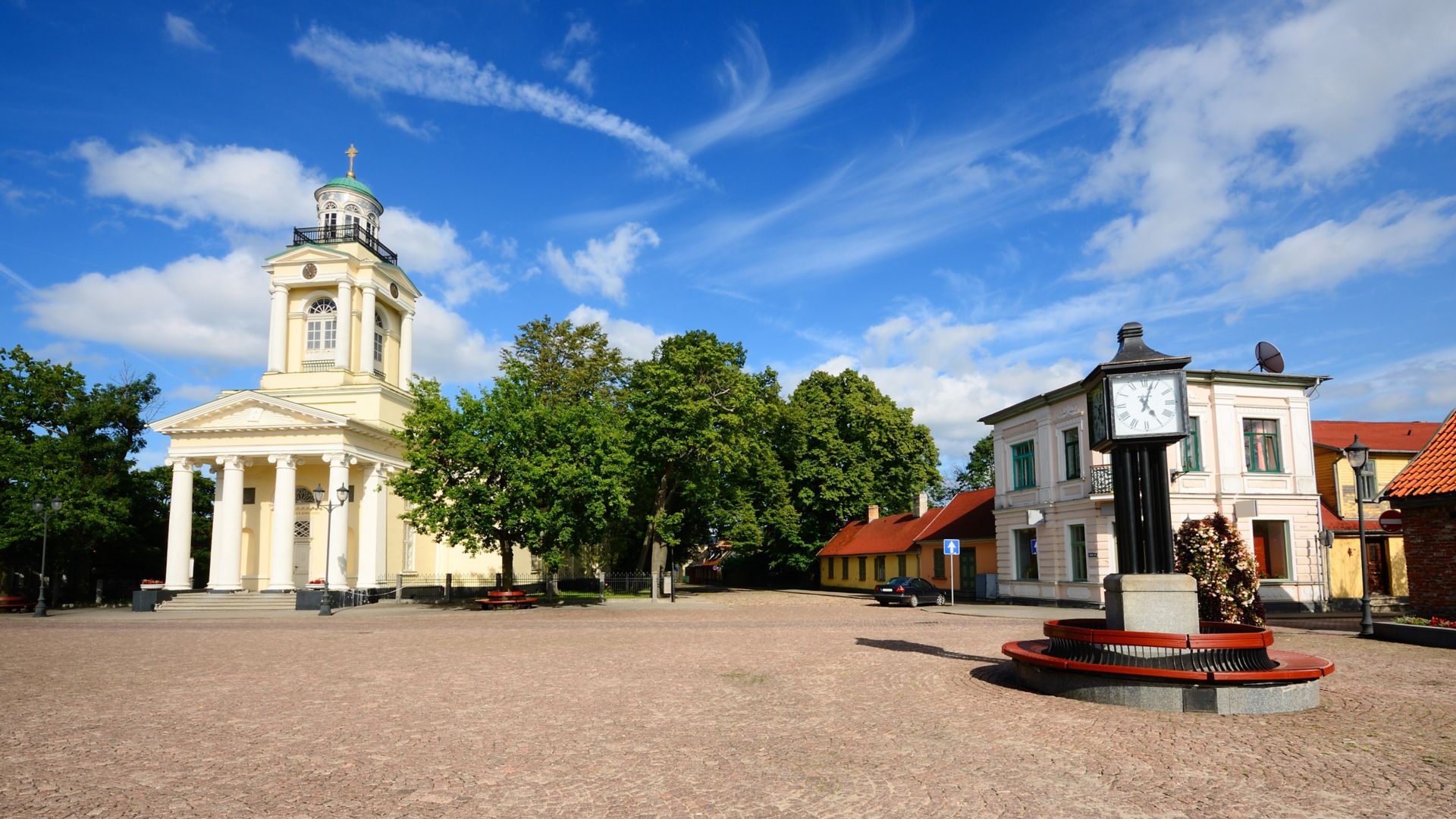 Iglesia católica en la parte antigua de Ventspils.