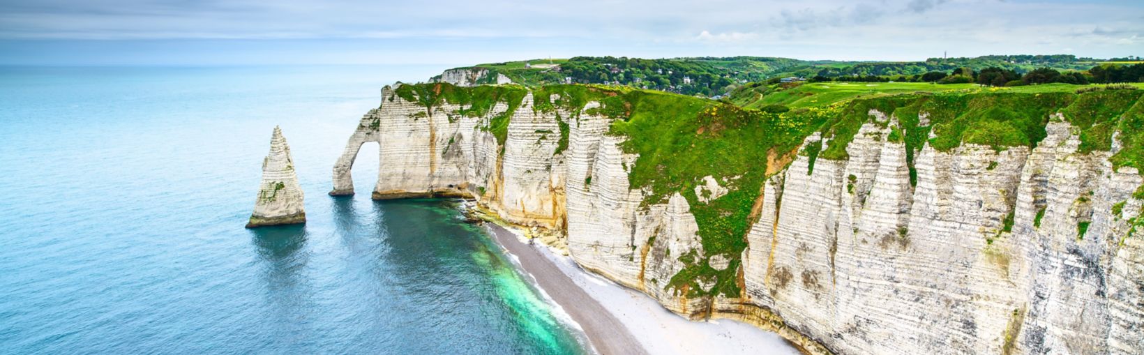 Etretat Avalinis skardis, uolos ir natūralios arkos orientyras bei mėlynas vandenynas. Vaizdas iš oro. Normandija, Prancūzija, Europa.