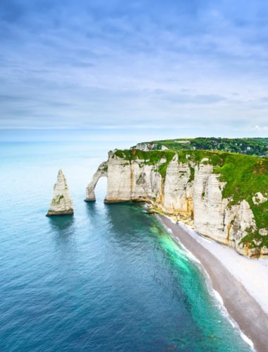 Etretat Avalinis skardis, uolos ir natūralios arkos orientyras bei mėlynas vandenynas. Vaizdas iš oro. Normandija, Prancūzija, Europa.