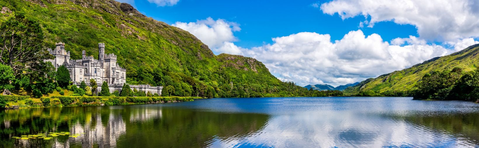 Panorama de l’abbaye de Kylemore, magnifique château comme une abbaye reflété dans le lac au pied d’une montagne. Monastère bénédictin, à Connemara, Irlande