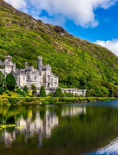 Panorama de l’abbaye de Kylemore, magnifique château comme une abbaye reflété dans le lac au pied d’une montagne. Monastère bénédictin, à Connemara, Irlande