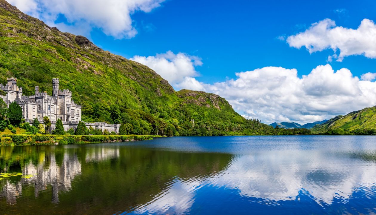 Panorama de l’abbaye de Kylemore, magnifique château comme une abbaye reflété dans le lac au pied d’une montagne. Monastère bénédictin, à Connemara, Irlande