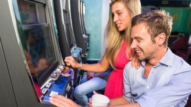 Rozbawieni przyjaciele grający w gry w kasynie na pokładzie promu Stena Line