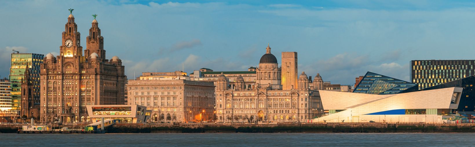 Paesaggio urbano skyline di Liverpool con edifici in Inghilterra nel Regno Unito
