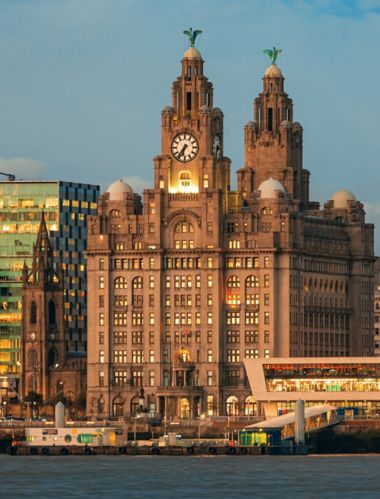 Liverpooli siluett linnapilt hoonetega Inglismaal Ühendkuningriigis