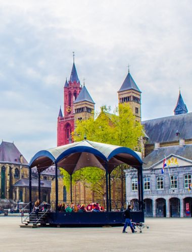 MAASTRICHT, PAYS-BAS, 12 AVRIL 2014 : vue sur vrijthof -historique du centre de Maastricht.