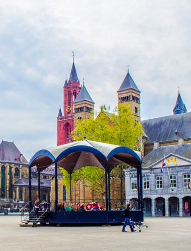 MAASTRICHT, PAÍSES BAJOS, 12 DE ABRIL DE 2014: vista a vrijthof, histórico del centro de Maastricht.