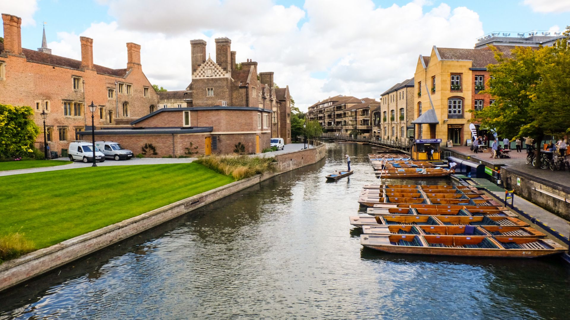 Rivière Cambridge avec bateau de punting, Cambridgeshire, Angleterre