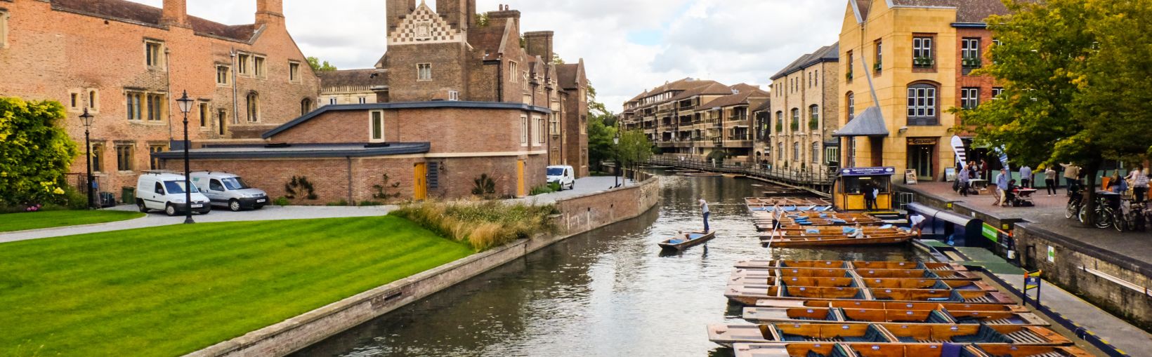 Rivière Cambridge avec bateau de punting, Cambridgeshire, Angleterre